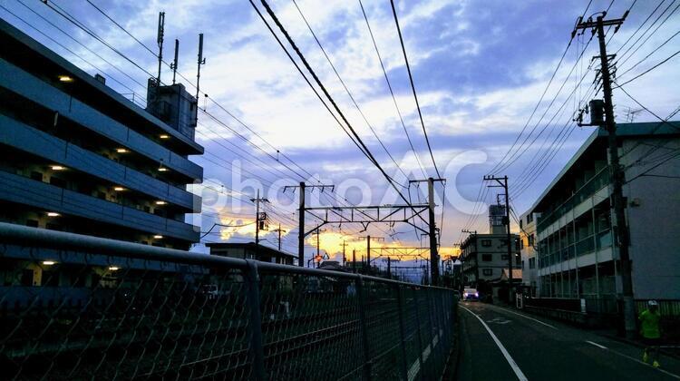 夕暮れの街 空,電気,光の写真素材