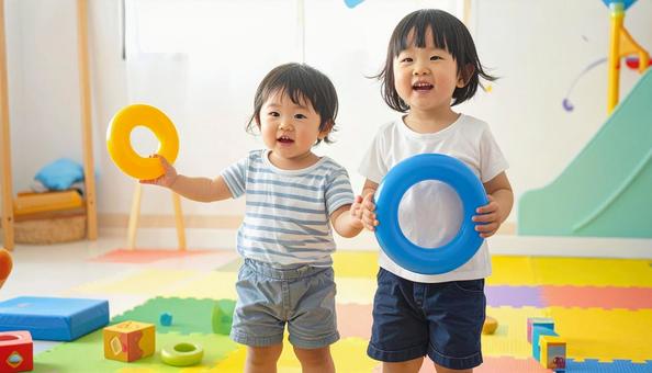 輪投げで遊ぶ園児 輪投げで遊ぶ園児の写真