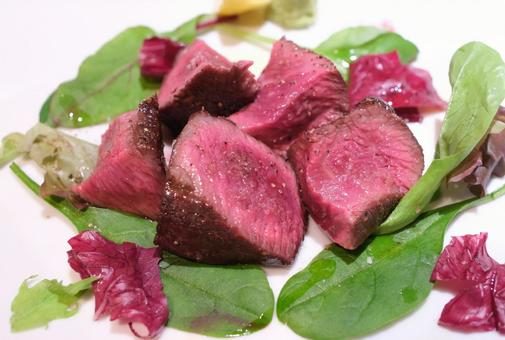 低温熟成した牛肉料理 牛肉,肉,お肉の写真素材