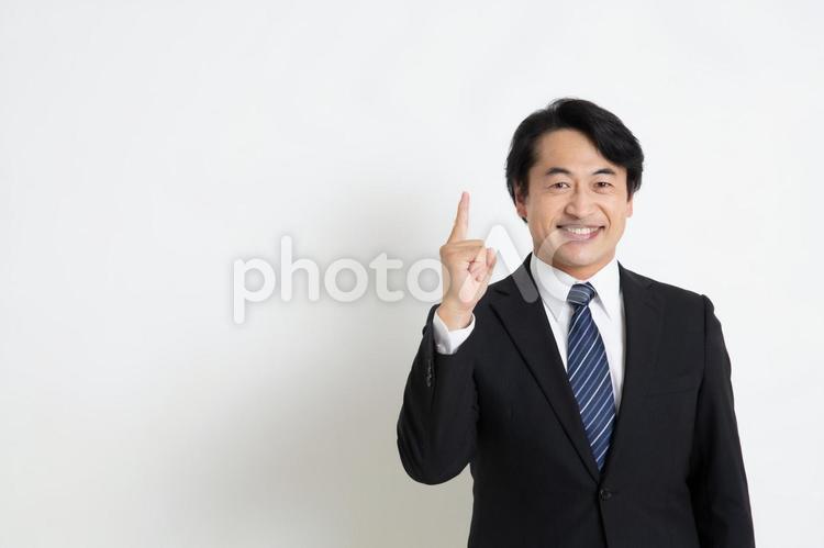 笑顔で指を1本立てている中年のサラリーマン男性（コピースペース） 中年,上司,会社員の写真素材