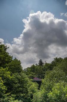 夏の雲と山の間にかかる橋 夏の雲と山の間にかかる橋 夏,雲,山の写真素材