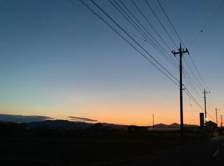 夕方の影絵みたいな風景1 夕日,夕陽,電柱の写真素材