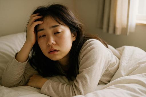 朝の眠そうな女性の写真