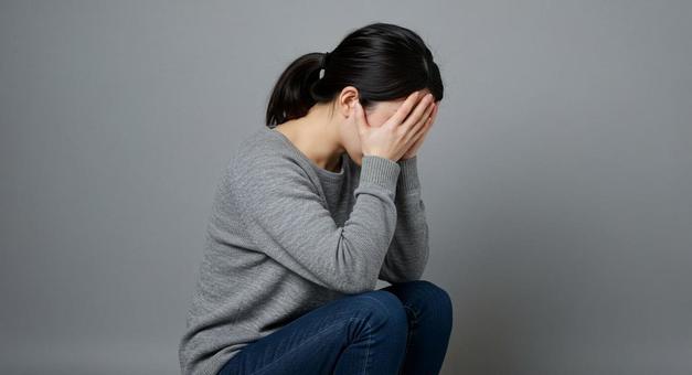 頭を抱える女性 悩む 頭を抱える女性 悩むの写真