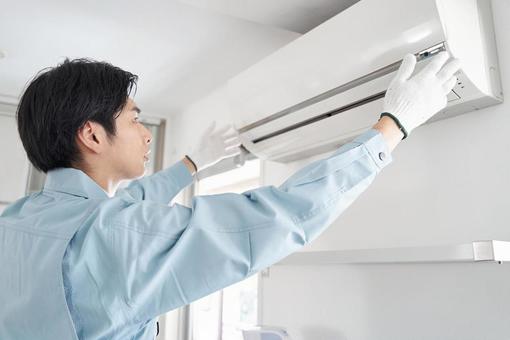 Electrician installing a home air conditioner, trabajador eléctrico, hombre, japonés, JPG