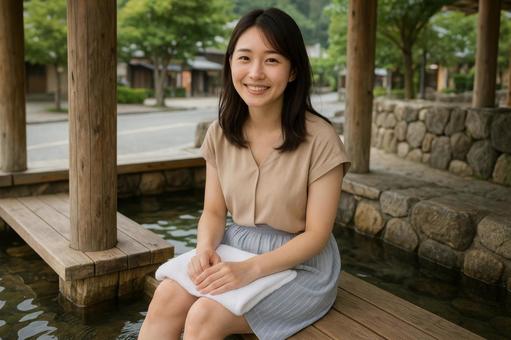 足湯を楽しむ女性旅行者 足湯を楽しむ女性旅行者の写真