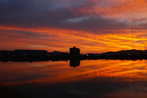 ９月下旬の高松市野田池からの朝焼け 朝焼け,早朝,きれいの写真素材