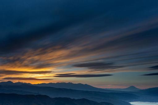 黄金色に流れる雲と夜明けの山々 高ボッチ高原,諏訪湖,朝焼けの写真素材