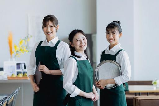 カフェで働く若い女性 カフェで働く若い女性 女性,カフェ,アルバイトの写真素材