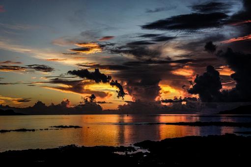 <素材>夏の雨の夕暮れの海の風景 <素材>夏の雨の夕暮れの海の風景の写真
