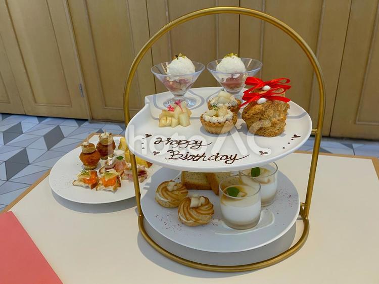 アフタヌーンティーで誕生日祝い アフタヌーンティー,スイーツ,ケーキの写真素材