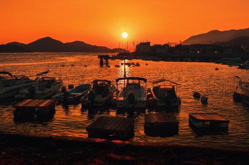 夕日に染まるマリーナと小型ボート マリーナ,ボート,波止場の写真素材