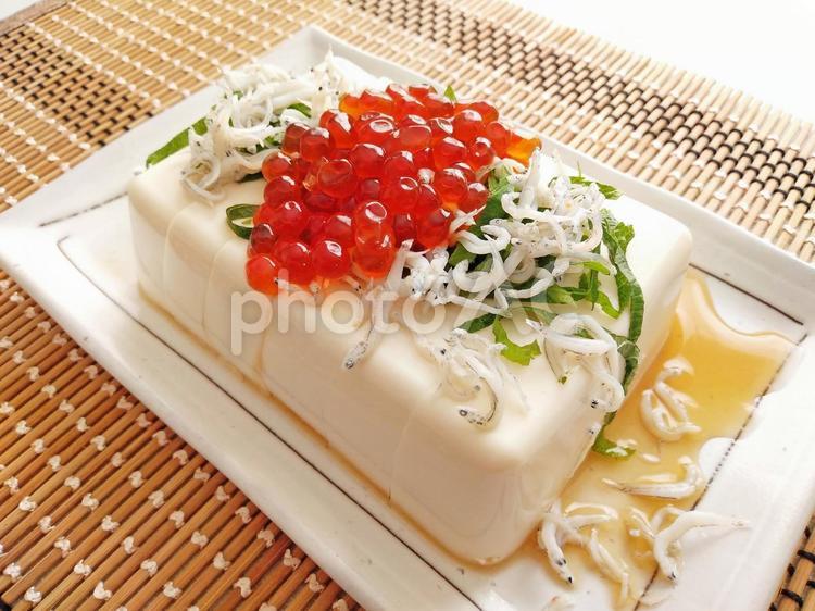 イクラとしらすのせ冷奴 イクラ,しらす,大葉の写真素材