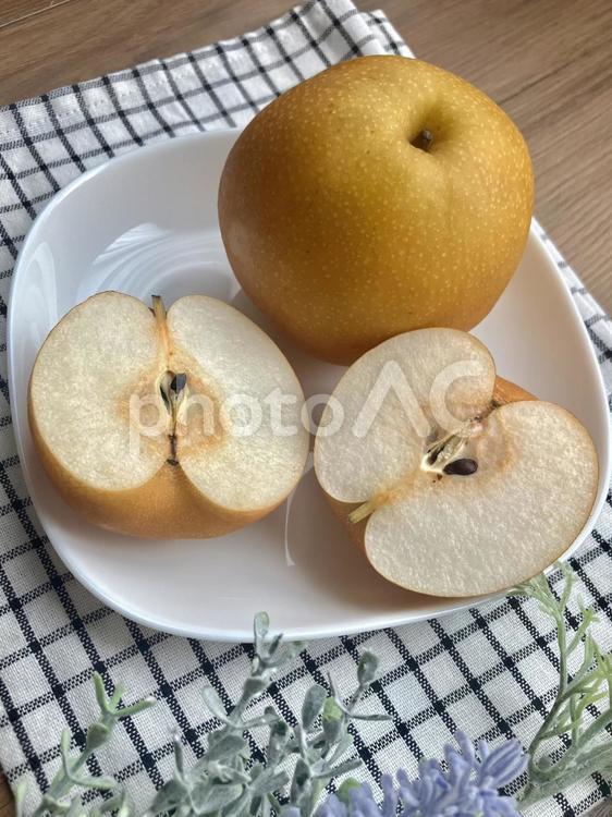 半分に切った梨のイメージ 梨,なし,ナシの写真素材