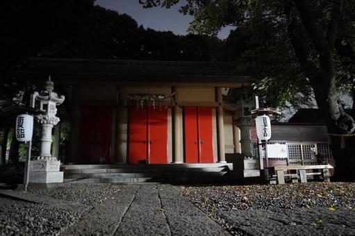 R296、深夜の前原御嵩神社本堂 R296、深夜の前原御嵩神社本堂の写真