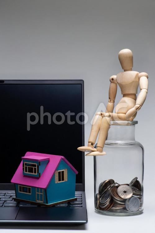 住宅の購入資金について考えるデッサン人形 マイホーム,家,住宅の写真素材