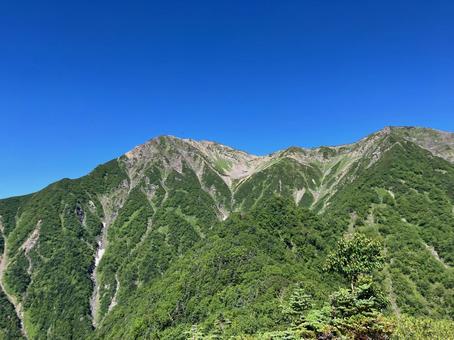 赤石岳山頂から下山3 赤石岳山頂から下山3 赤石岳,山々,南アルプスの写真素材