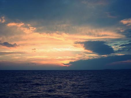 幻想的な夕日 幻想的な夕日 夕陽,夕日,海の写真素材