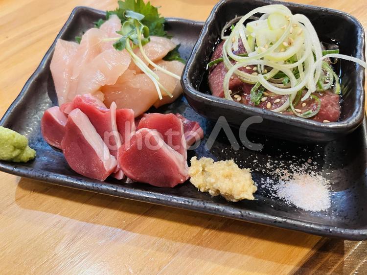 居酒屋の鶏刺し盛り合わせと薬味付きの一皿 居酒屋,鶏刺し,鳥刺しの写真素材