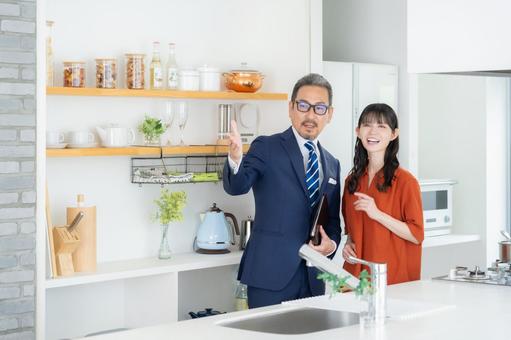 ミドル女性と商談をするセールスマン ミドル女性と商談をするセールスマン セールスマン,ビジネスマン,不動産の写真素材
