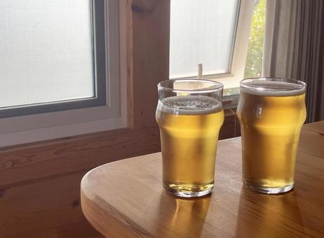 秋の窓辺の2杯のビールグラス 秋の窓辺の2杯のビールグラス ビール,飲み物,お酒の写真素材