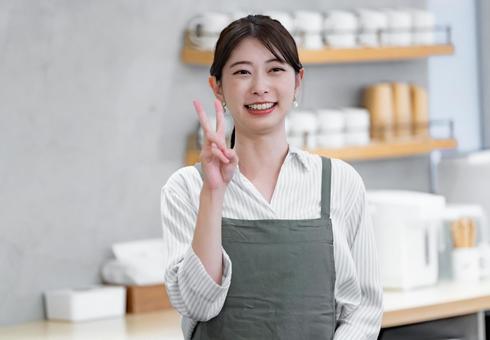 カフェで働く女性 カフェで働く女性 カフェ,店員,笑顔の写真素材