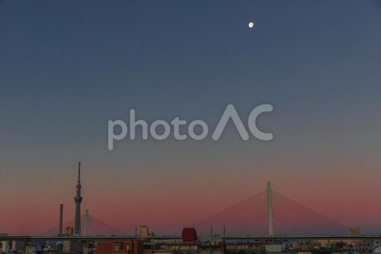 下町の夜明けの空に浮かぶ月 夜明け,朝,下町の写真素材