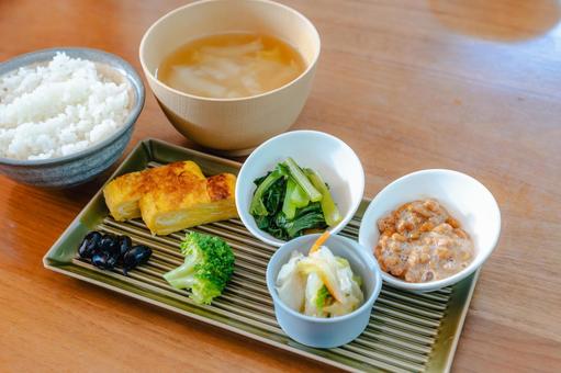 和朝食 納豆と味噌汁 和朝食 納豆と味噌汁 朝食,和食,和朝食の写真素材