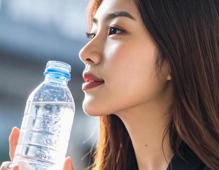 水分補給する女性 水分補給する女性の写真