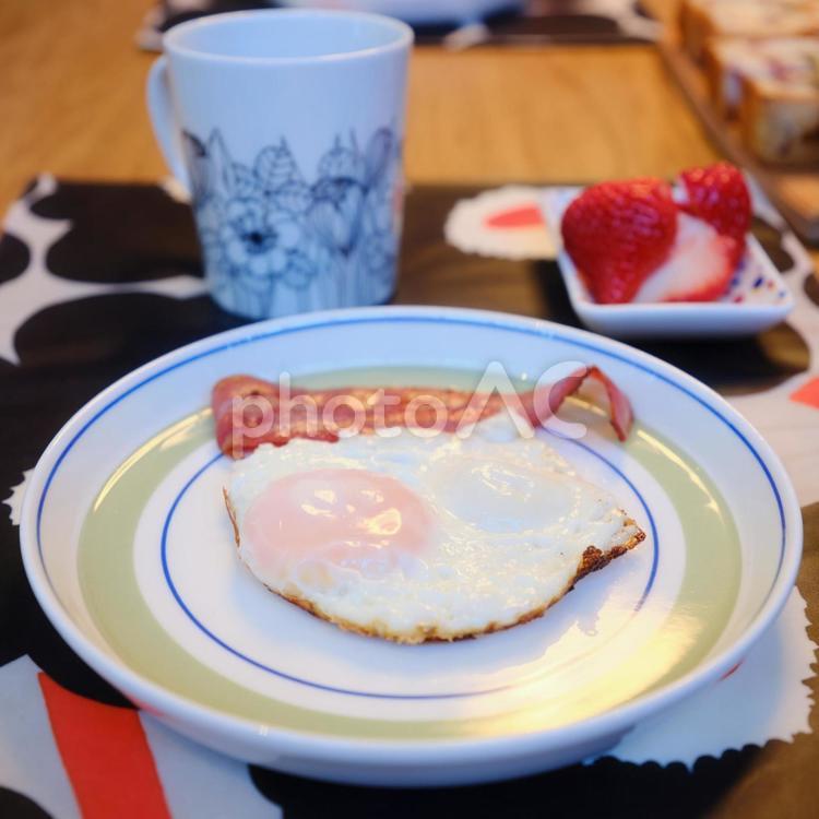 朝食ベーコンエッグとイチゴとコーヒー ベーコン,エッグ,目玉焼きの写真素材