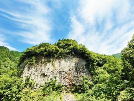 がんだて公園の巨大な岩壁と青空 がんだて公園の巨大な岩壁と青空の写真