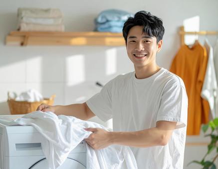 洗濯をする男性 洗濯をする男性の写真