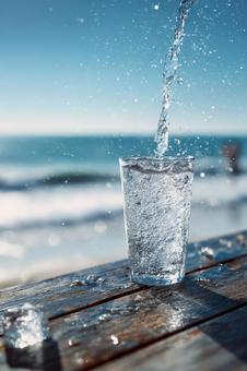 海を背景に注がれる清涼な氷水 海を背景に注がれる清涼な氷水の写真