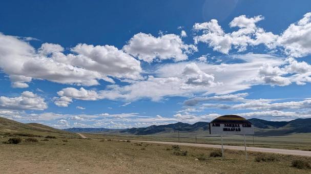 夏のモンゴルの草原と一本道 モンゴル,道路,一本道の写真素材