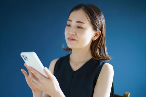 拿著智能手機的女人, JPG 拿著智能手機的女人, 智能手機, 女子, iot, JPG