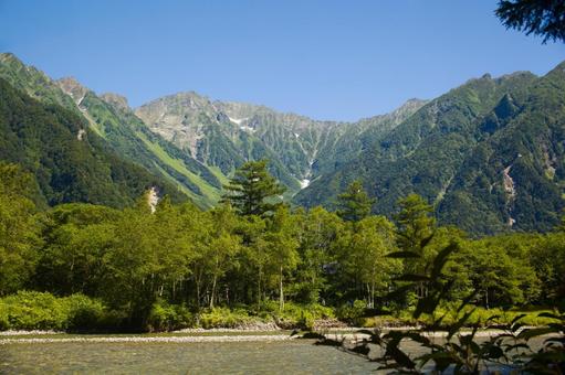 避暑の上高地 梓川から望む穂高連峰 避暑の上高地 梓川から望む穂高連峰の写真
