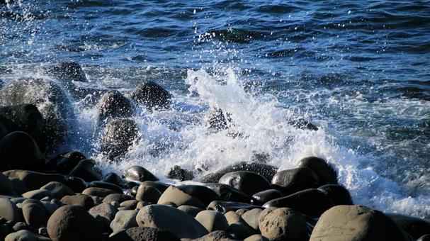 晩秋の御浜岬海岸の打ち砕かれる波 海,晩秋,白波の写真素材