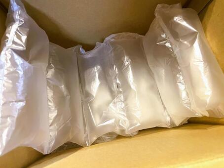 ダンボール箱とエアー緩衝材４５ ダンボール箱,ダンボール,箱の写真素材