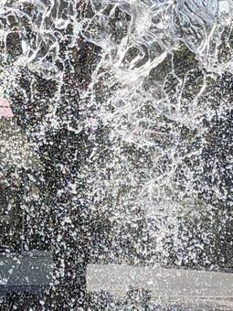 噴水の中から見る風景の写真