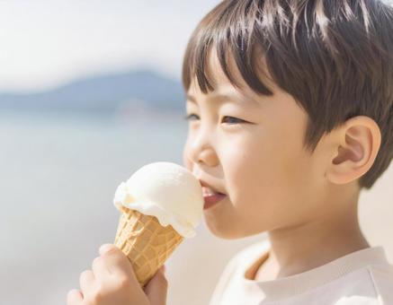 アイスクリームを食べる子供 海で アイスクリームを食べる子供 海での写真