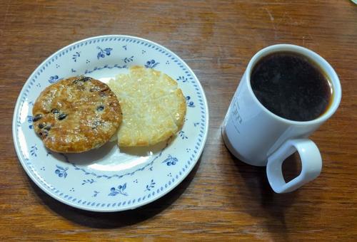 ドリップ珈琲、ほろほろ焼と丸大豆せんべい コーヒータイム,コーヒーブレイク,ドリップコーヒーの写真素材