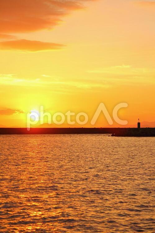 伊予の夕日３ オレンジ,伊予市,伊予灘の写真素材