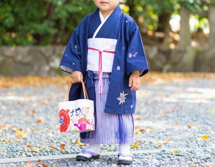 七五三の日に袴を着た男の子 七五三の日に袴を着た男の子の写真