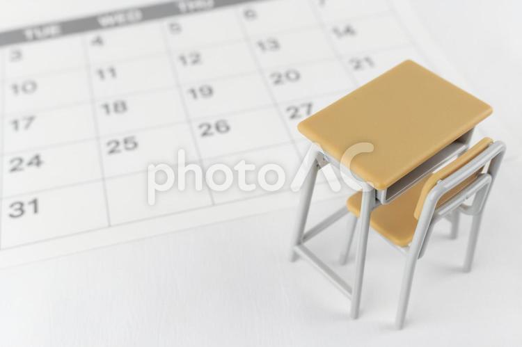 カレンダーと玩具の勉強机.試験予定 勉強,カレンダー,勉強机の写真素材