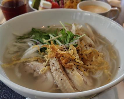 ランチのフォー、鶏肉と野菜乗せ ランチのフォー、鶏肉と野菜乗せ フォー,麺,ランチの写真素材