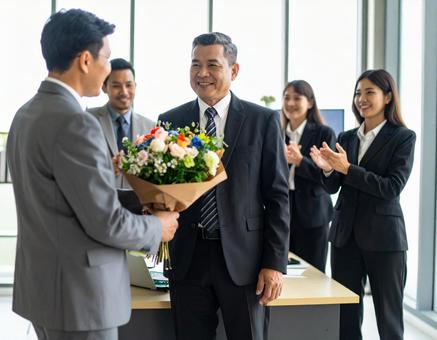 オフィスでの退職・転職の送別シーン オフィスでの退職・転職の送別シーンの写真