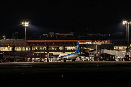 夜の空港、待機中の機影 夜の空港、待機中の機影の写真