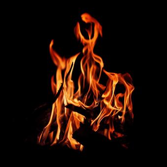 熱気を感じる力強い火炎の写真