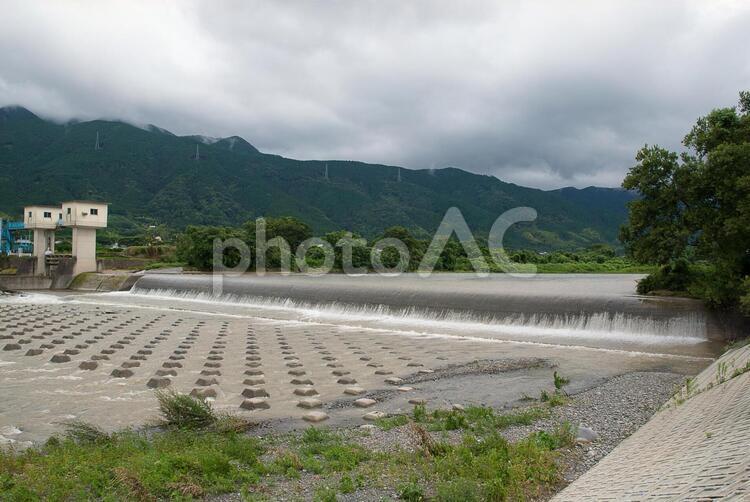 梅雨の取水堰 危険,台風,索タグの写真素材