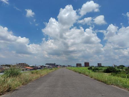 雲が浮かぶ青空と真っ直ぐな道 雲が浮かぶ青空と真っ直ぐな道の写真